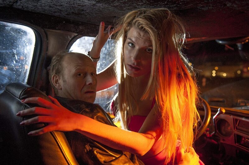 Ahnen nicht, was gleich passieren wird: Cherry Lips (Pia Latina, r.) und Arno Fieber (Bernd Michael Lade, l.) … – Bild: SAT.1