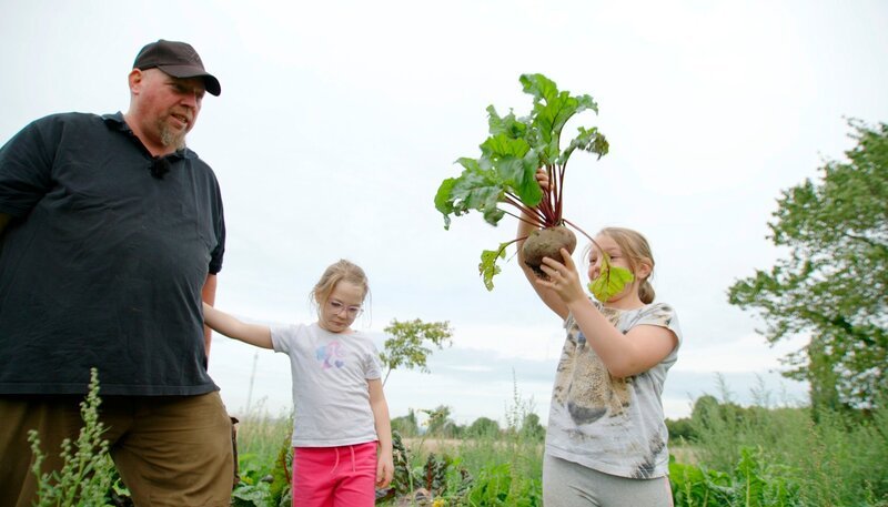 Maia (6, Mitte) und Lisa (8) helfen Papa Helmut (46) auf dem Feld. – Bild: WDR/sagamedia / WDR Kommunikation/Redaktion Bild Maia (6, Mitte) und Lisa (8) helfen Papa Helmut (46) auf dem Feld. – Bild: WDR/sagamedia / WDR Kommunikation/Redaktion Bild