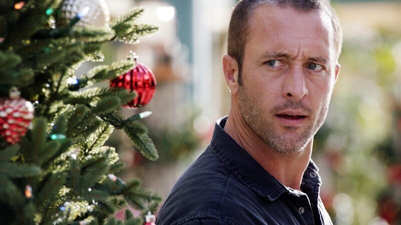 Verkleidet als Weihnachtsmänner rauben Kriminelle einen Geldtransporter mitten in einer Einkaufsstraße aus – doch McGarrett (Alex O’Loughlin) ist vor Ort … – Bild: PLURIMEDIA (CBS Broadcasting Inc.)