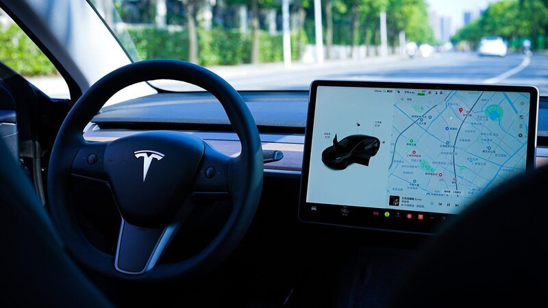 Beim autonomen Fahren übernimmt ein Autopilot im Fahrzeug das Steuer und trifft selbständig Entscheidungen im Straßenverkehr. – Bild: N24 Doku