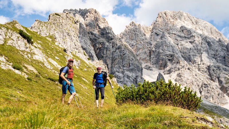 v.li.: Toni Niedermühlbichler und Adi Stocker beim Zustieg zur Kletterroute „Happy Days“ am Traunspitzl in den Loferer Steinbergen – Bild: ServusTV /​ Roland Chytra