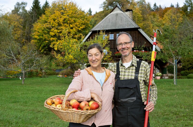 Die fünfte Reise führt die Landfrauen in den Schwarzwald zu Gastgeberin Wendy LeBlanc (l). Die gebürtige Amerikanerin hat vor vier Jahren einen großen Schritt gewagt und ist aus ihrer Heimatstadt Seattle in den kleinen Ort Unterkirnach gezogen. Hier hat sie sich zusammen mit ihrem Mann Patrick (r) eine Craft-Cider-Manufaktur aufgebaut und verarbeitet das Obst der umliegenden Streuobstwiesen zu exklusivem Wein und Perlwein. – Bild: WDR/​Melanie Grande