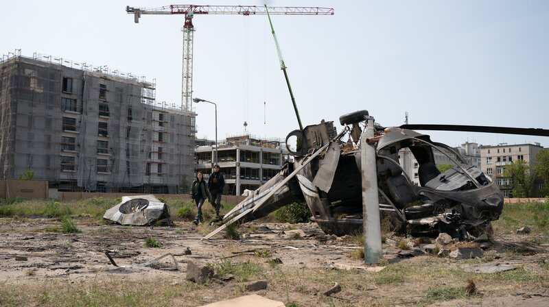 Evelin (Emily Kusche) zeigt Bruder Alex (Ron Renzenbrink) den abgestürzten Hubschrauber des Vaters. – Bild: ZDF und Syrreal Entertainment/​Karolina Grabowska