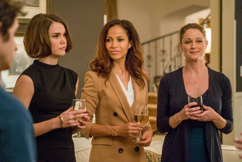 (v.li.): Maia Mitchell (Callie Adams Foster), Sherri Saum (Lena Adams Foster), Teri Polo (Stef Adams Foster). – Bild: ORF/​Disney/​Freeform/​Richard Cartwright