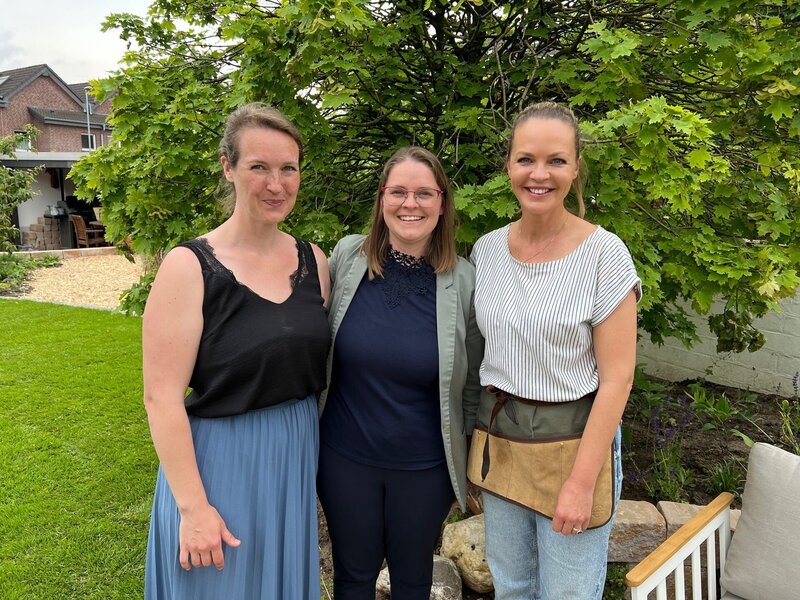 Familie Bures aus Monheim am Rhein wünscht sich einen Garten, in dem es in allen Ecken summt und blüht. Dafür wollen die beiden Gartenprofis Benjamin Balsam und Marius Surmann nur heimische Pflanzen und Gehölze in ihre Konzepte einfließen lassen. Wer von beiden holt sich den Auftrag? Im Bild: Familie Bures (l.) und Moderatorin Eva Brenner (r.) – Bild: ZDF