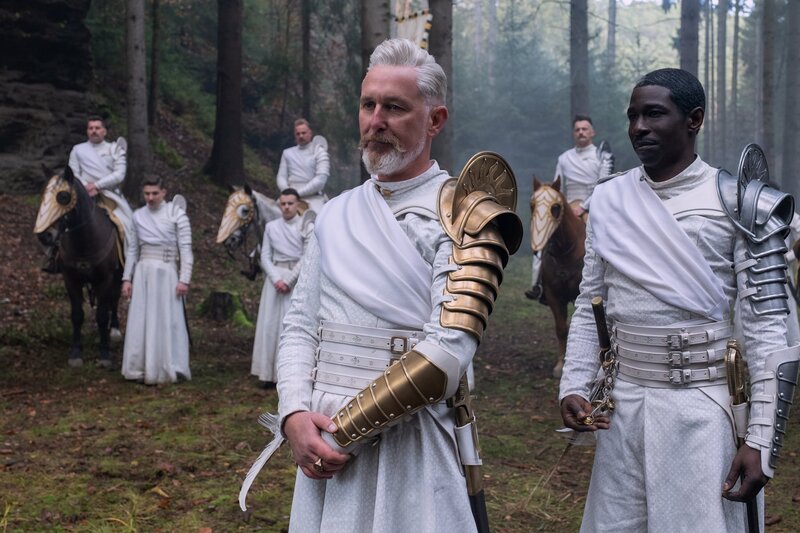 L-R: Geofram Bornhald (Stuart Graham), Eamon Valda (Abdul Salis) – Bild: Amazon Content Services LLC and Sony Pictures Television Inc.