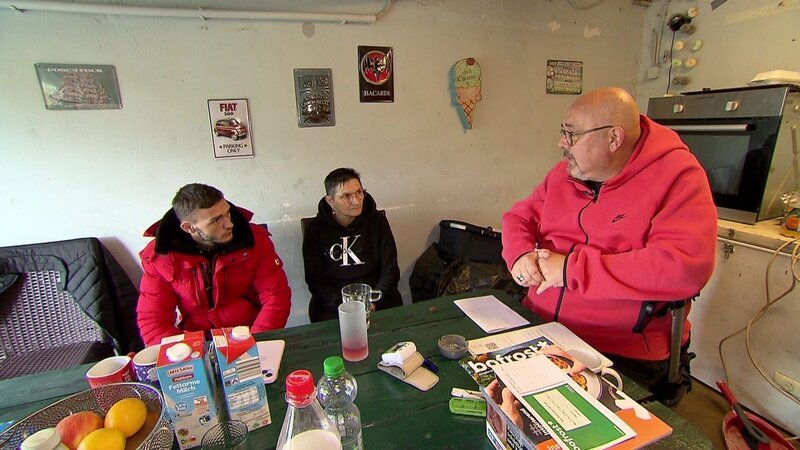 In Salzkotten kämpfen Rosa und Niklas weiter mit dem Küchenumzug, während Papa Ingo die neue Küche noch gar nicht gesehen hat. – Bild: RTLZWEI