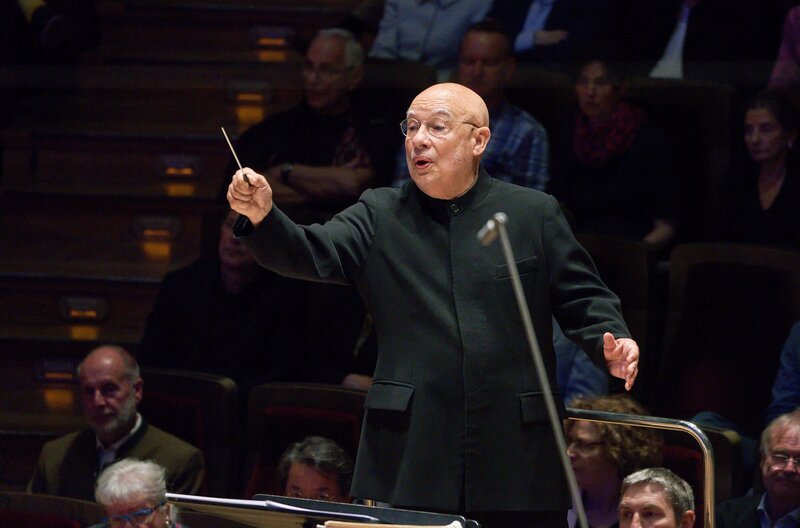Dennis Russell Davies dirigiert – Bild: MDR/​Jens Gerber