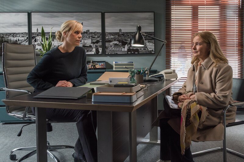 Ina Zimmermann (Melanie Marschke, l.) spricht in ihrem Büro mit Angelika Brenner (Lina Wendel, r.) und versucht, sie aus der Reserve zu locken. – Bild: ZDF und Steffen Junghans