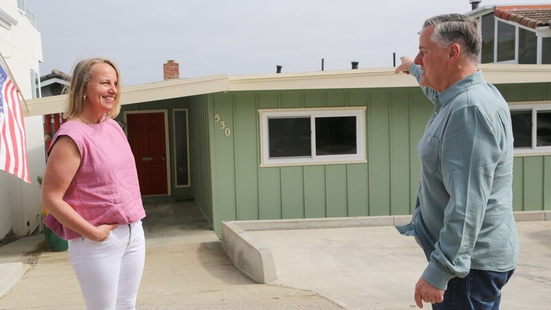 Collins checking out the Whale of a Time home. As seen on Magnolia’s original series, Beachfront Bargain Hunt Renovation. – Bild: Warner Bros. Discovery