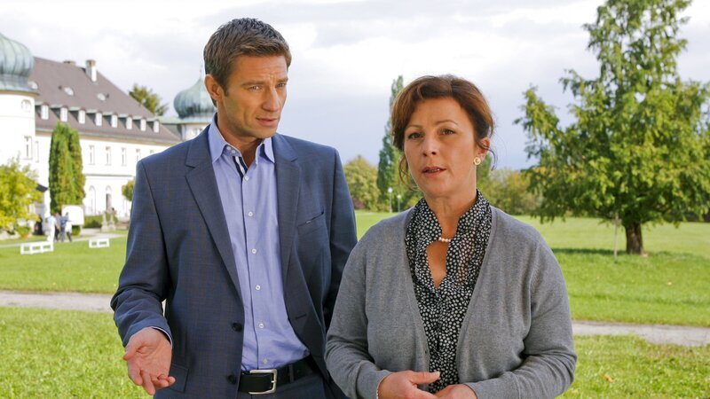 Weil das Opfer ihren Hof angezündet haben soll, hat sich Marianne Eder (Bettina Redlich, r.) nun gerächt, glaubt Kommissar Sven Hansen (Igor Jeftic, l.). – Bild: ZDF