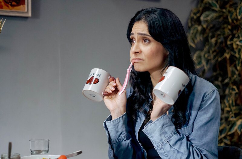 Pärchentassen! Sahra (Pegah Ferydoni) ist entsetzt. Sie nimmt doch sogar ihre Zahnbürste wieder mit, wenn sie bei Stimpel übernachtet. – Bild: SWR/​siri.capture