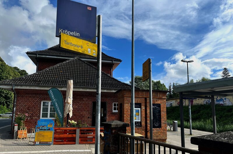 Frisches Brot im alten Bahnhof. In Kröplin erfüllt sich Grit ihren Traum von der eigenen Bäckerei. – Bild: NDR/​Ann Heigl