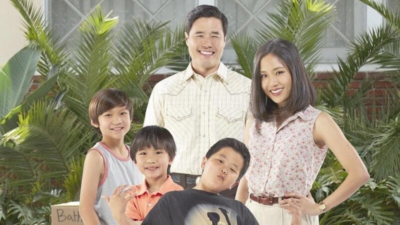 Bei ihnen ist immer was los: Louis (Randall Park), Jessica (Constance Wu), Eddie (Hudson Yang), Emery (Forrest Wheeler) und Evan Huang (Ian Chen). – Bild: Fox International Channels Bulgaria /​ BFLI