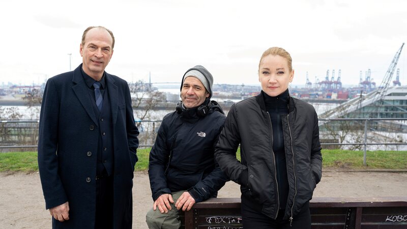 Anton Mehringer (Herbert Knaup), Mike Marzuk (Regie), Sarah Kohr (Lisa Maria Potthoff), – Bild: Christine Schroeder /​ ZDF Enterprises GmbH