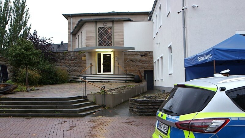 Die Synagoge in Hagen unter Polizeischutz: 2021 plante ein junger Syrer hier einen Anschlag. – Bild: ZDF und Werner Bachor