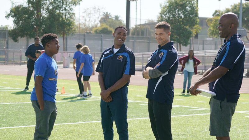 Officer Bradford (Eric Winter, 2. v. r.) und sein Rookie Jackson West (Titus Making Jr, 2. v. l.) sollen als freiwillige Football Trainer im Rahmen eines Community Policing Projektes aushelfen. – Bild: ZDF