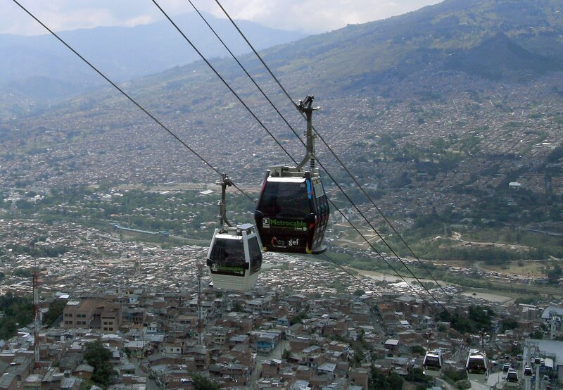 Das Metrocable, Verbindung zwischen Santo Domingo und Stadt Medellin. – Bild: SR/​Karl-Heinz Walter