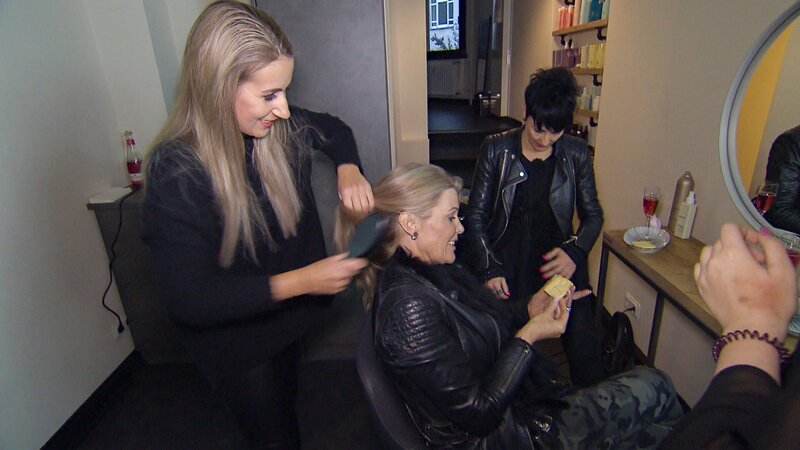 Sonja (M.) mit Shoppingbegleitung Laila (r.) – Bild: MG RTL D /​ Constantin Ent.