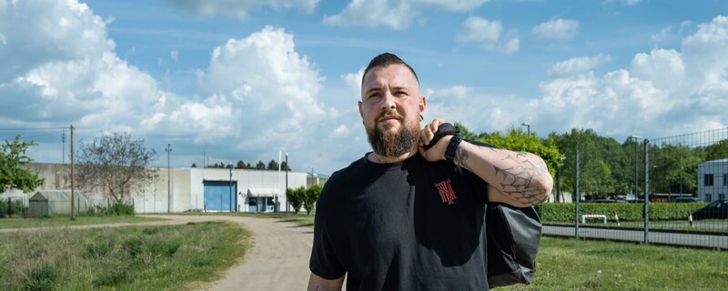 Neuanfang nach acht Jahren Gefängnis: „37°“ begleitet Alex (32) auf seinen ersten Schritten in Freiheit. – Bild: ZDF und Jens Gyarmaty