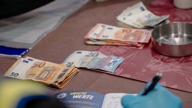  Hunderter im Minutentakt. Beschlagnahme von Spielsummen.  – Bild: NDR