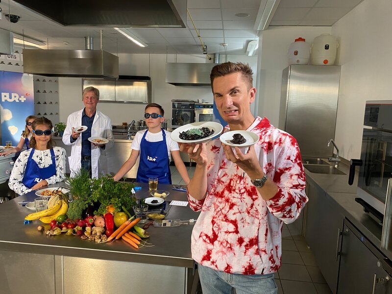 Lecker oder igitt? Eric will es herausfinden. – Bild: ZDF/​Ute Mattigkeit