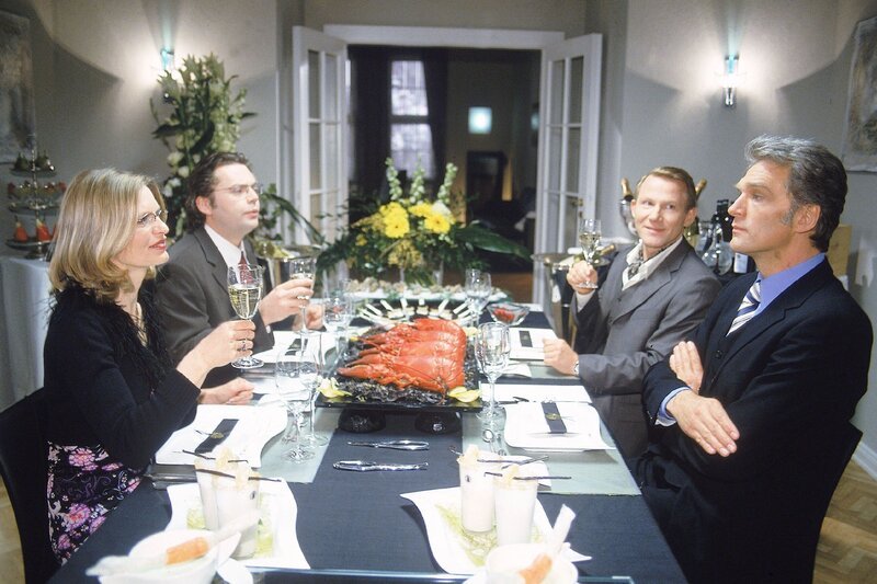 Dr. Schmidt (Walter Sittler, re.) hat ein Luxusdinner für die Mitglieder eines renomierten Ärzteclubs organisiert. Doch seine Gäste haben kurzfristig abgesagt. Um die kostbaren Speisen jedoch nicht verkommen zu lassen verdonnert Schmidt seine Assistenzärzte (v.li.) Dr. Borstel (Kerstin Thielemann), Dr. Brummel (Roland Jankowsky) und Dr. Pfund (Alexander Schottky) kurzerhand bei ihm zu essen. – Bild: TVNOW /​ Guido Engels