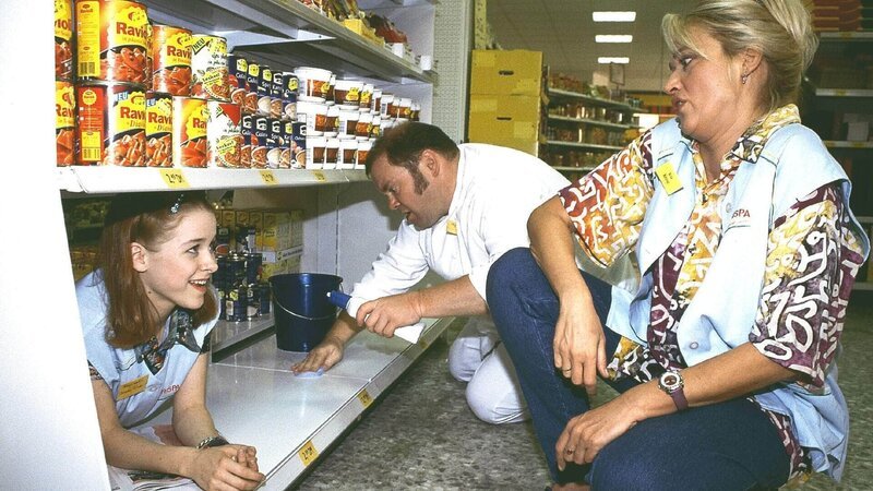 So hat sich Rita (Gaby Köster, r.) das Praktikum ihrer Tochter Sandra (Jasmin Schwiers) im Supermarkt nicht vorgestellt. Bernie (Georg Alfred Wittner) muss sogar Sandras Arbeit übernehmen. – Bild: MG RTL D