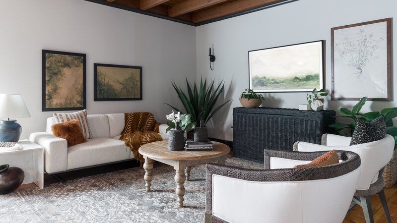 After photo of the living room by Tomas Espinoza. – Bild: HGTV US /​ 51 Minds Entertainment /​ Discovery, Inc.