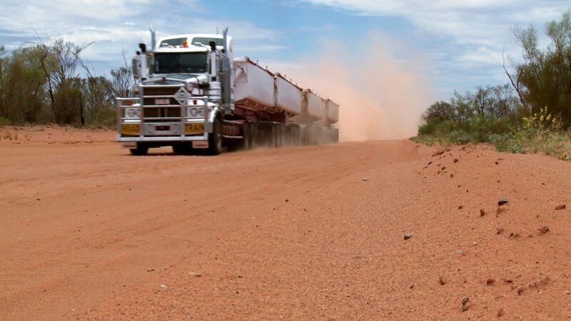 Die durch die Wüste durchgehende Tanami-Road ist für die meisten Fahrer eine echte Herausforderung. Es gibt kaum Möglichkeiten zum Halten und durch die Wüstenstürme kann es zu extremen Unglücken auf der Straße kommen. – Bild: N24 /​ TCB