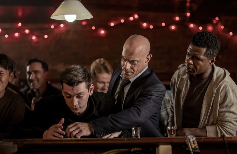 LAW & ORDER: ORGANIZED CRIME -- „Beautiful Disaster“ Episode 507 -- Pictured: (l-r) Nicky Torchia as Eli Stabler, Chris Meloni as Det. Elliot Stabler -- (Photo by: Zach Dilgard/​PEACOCK) – Bild: PEACOCK /​ UNIVERSAL