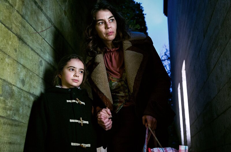 Auf der Flucht: Esmeralda Rivero (Isabelle Stoffel) und ihre Tochter (Layla Leona Kieber). – Bild: ARD Degeto/​SRF/​Sava Hlavacek
