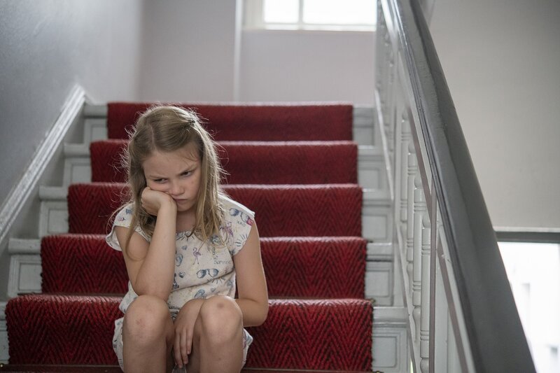 Lina ist langweilig, und Georg hat keine Zeit. – Bild: KiKA/​Erik Drews