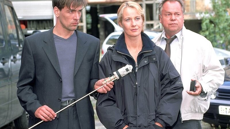 V.l.: Kommissar Bonhoff (Wolfgang Krewe), Staatsanwältin Glaser (Britta Schmeling) und Kommissar Kehler (Wolfgang Bathke) glauben, dass ein Feuerwerkskörper das Auto, in dem die Leiche gefunden wurde, in Brand gesteckt hat. – Bild: RTL