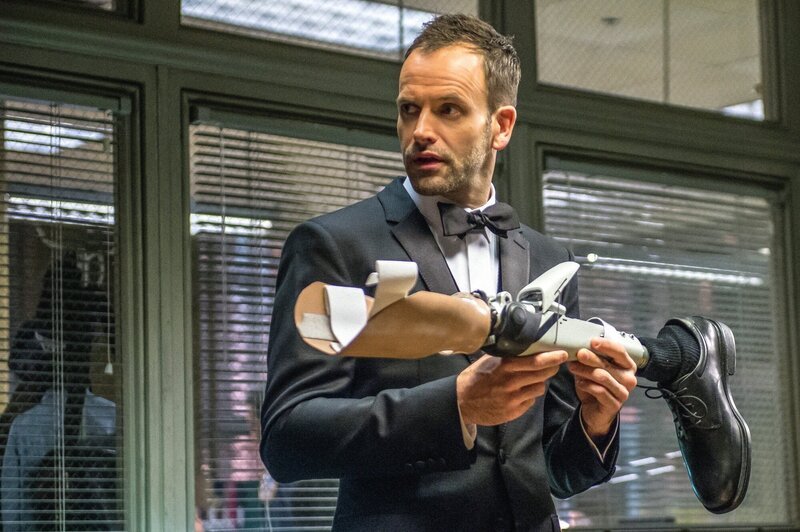 Er hat den siebten Sinn in Sachen Verbrechensaufklärung: Kaum nimmt Sherlock Holmes (Jonny Lee Miller) die Beinprothese eines Verdächtigen in die Hand, schon öffnet sich bei dieser ein Geheimfach … – Bild: PLURIMEDIA (CBS Entertainment)