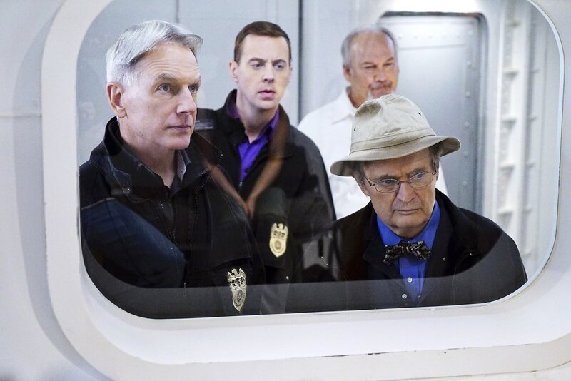 Müssen einen neuen Fall lösen – der es in sich hat: Gibbs (Mark Harmon, l.), McGee (Sean Murray, 2.v.l.), Ducky (David McCallum, r.) und Captain RJ Hammond (Brett Rice, 2.v.r.) … – Bild: PLURIMEDIA (CBS Broadcasting Inc.)