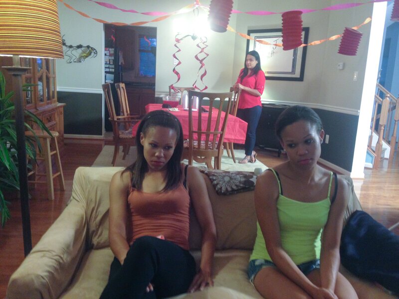 Jas and Tas complaining at the welcome home party that Nikkie Whitehead prepared. – Bild: Discovery Communications, LLC. Lizenzbild frei