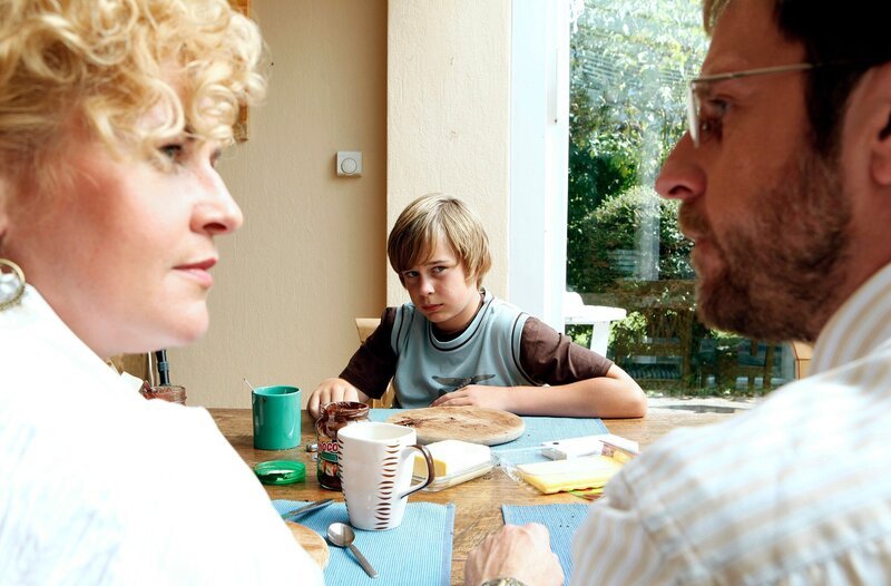 Dietmar Schäffer (Bjarne Mädel, r.) und Heike Schäffer (Petra Kleinert, l.) haben ein Problem mit ihrem hochbegabten Sohn Kevin (Jasper Smets, M.). Obwohl Kevin ein Stipendium fürs Eliteinternat Lobberich ergattert hat, will er nicht aufs Schloßinternat zu all den reichen Schnöseln. – Bild: NDR/​ARD/​Frank Dicks