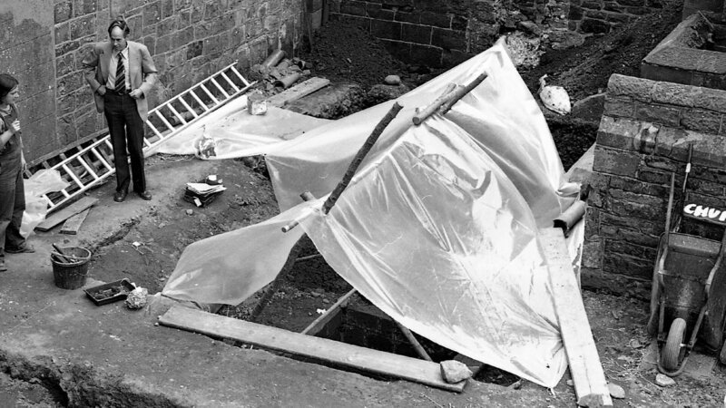 Forscher versuchen, die Identität des in St. Bees gefundenen Leichnams zu ergründen. – Bild: ZDF/​Jeremy Freeston