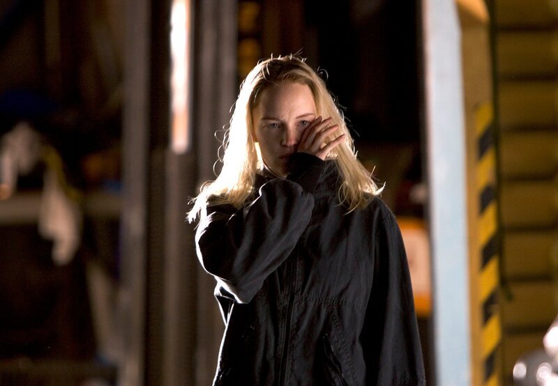 Sophie (Sofia Pekkari) weiß alles über die rätselhaften Brandstiftungen. – Bild: ARD Degeto/​Illusion Film/​A. Aristarhova