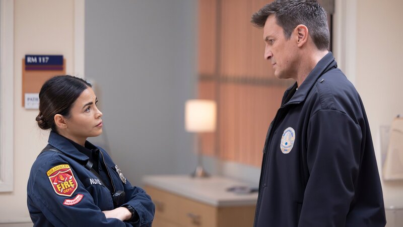 Bailey (Jenna Dewan) und John (Nathan Fillion) wägen im Krankenhaus die Optionen ab, ein verwaistes Kind aufzunehmen, dessen Eltern ermordet wurden, um ihm ein Schicksal im Kinderheim zu ersparen. – Bild: ZDF und Raymond Liu