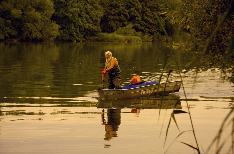 Jeden Morgen um 5:00 Uhr fährt Adrien Vonarb mit einem einfachen Kahn auf den Rhein hinaus, um zu fischen. – Bild: MedienKontor/​Vincent Froehly