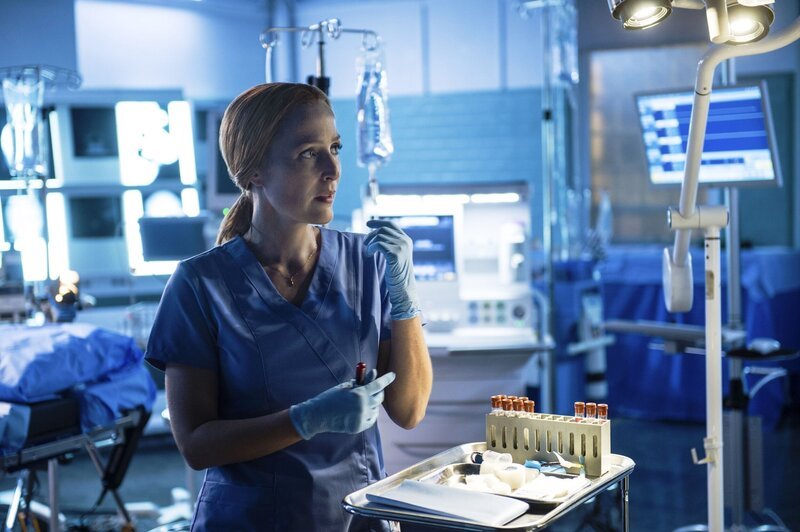 Alien-DNA in einem menschlichen Körper? Scully (Gillian Anderson) hofft, diese fremde DNA endlich nachweisen zu können … – Bild: PORT / OSNF Alien-DNA in einem menschlichen Körper? Scully (Gillian Anderson) hofft, diese fremde DNA endlich nachweisen zu können … – Bild: PORT / OSNF
