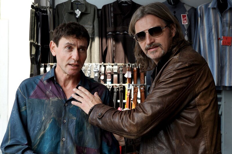 Carl Ribarski (Stefan Jürgens, r.) muss Bojan Savic (Mark Zak) beruhigen. – Bild: ZDF und P.Domenigg