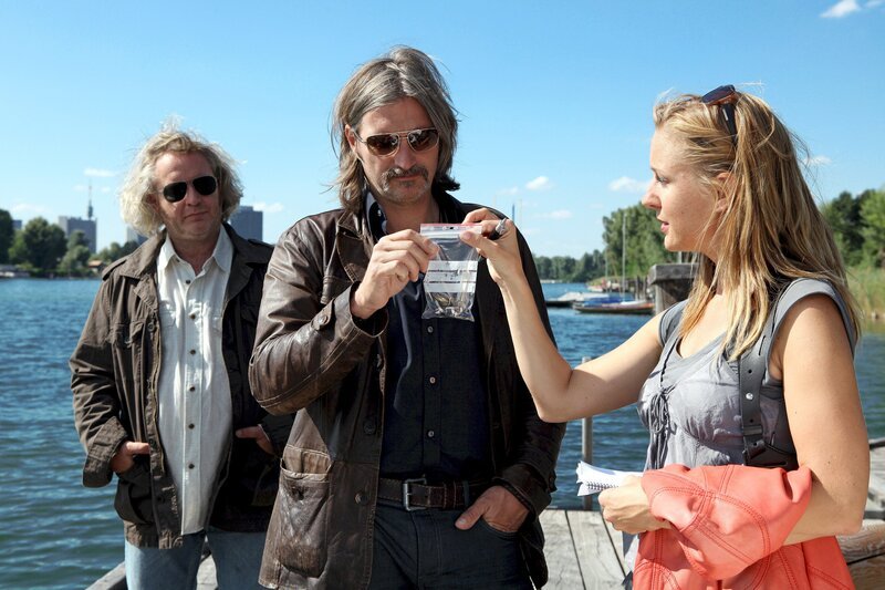 „Soko Donau“ – Im Bild (v.li.): Gregor Seberg (Helmuth Nowak), Stefan Jürgens (Carl Ribarski), Lilian Klebow (Penny Lanz). – Bild: ZDF/​Petro Domenigg