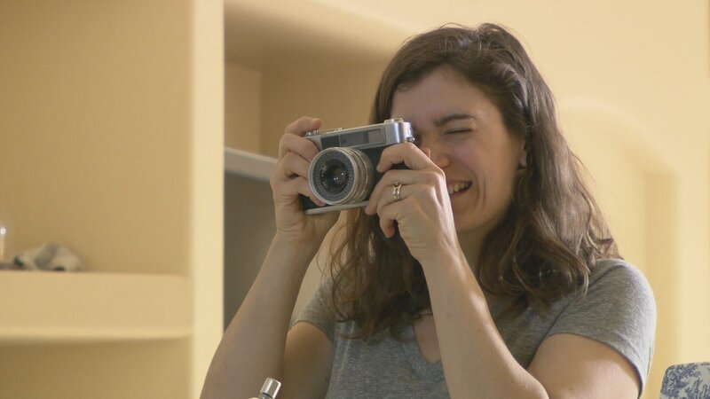 Physicist Sara Walker, Ph.D., University of Arizona, taking a picture at her home, demonstrating the evolutionary drive to gather and decode more and more information. – Bild: ZDF/​Tony Lund