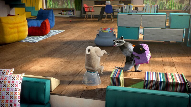 Während Freddy das ganze Haus leer räumt, hat Mike mit seiner Halskrause zu kämpfen. Wie soll er damit auf das Haus aufpassen? – Bild: SUPER RTL