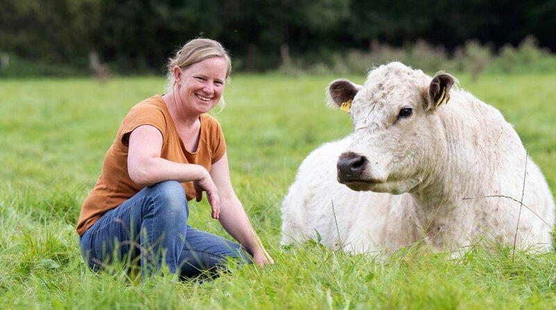Die vierte Reise geht an den Niederrhein. Im urbanen Umfeld Krefelds bewirtschaftet die Familie Bönniger bereits seit Generationen den Steveshof. Stephie Bönniger und ihr Ehemann Finn halten hier Galloway-Rinder auf Naturschutzflächen und züchten Hühner. – Bild: WDR/​Melanie Grande