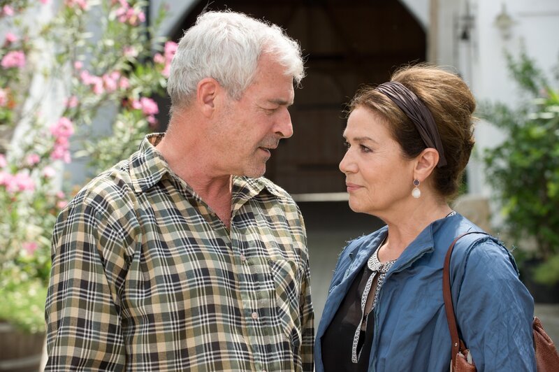 Maria Graf (Hannelore Elsner) lernt im Burgenland Harald Brandl (Oliver Karbus) kennen, den Onkel ihrer zukünftigen Schwiegertochter. – Bild: ORF III