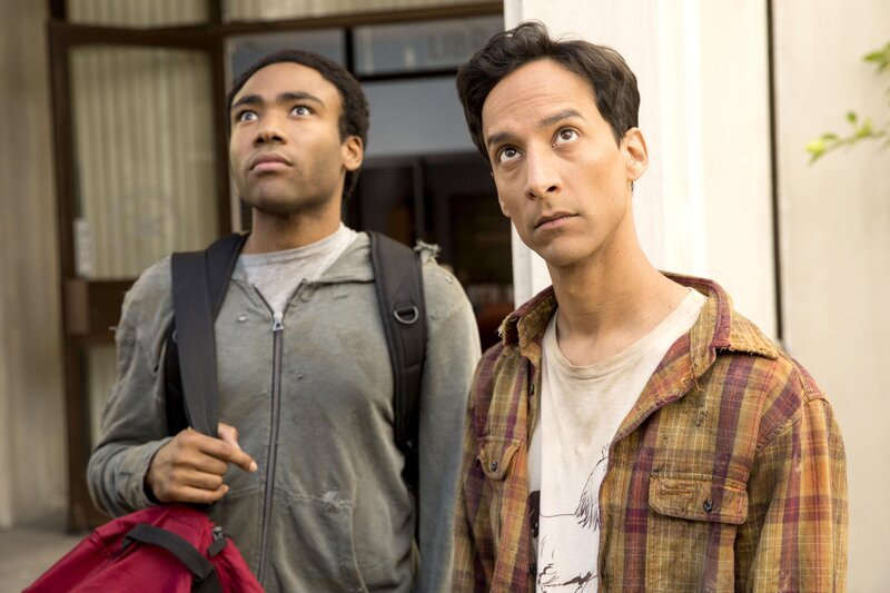 Abed (Danny Pudi, r.) fällt es sehr schwer, seinen besten Freund Troy (Donald Glover, l.) gehen zu lassen … – Bild: 2015 Sony Pictures Television Inc. and Open 4 Business Productions LLC. All Rights Reserved. /​ Justin Lubin Lizenzbild frei
